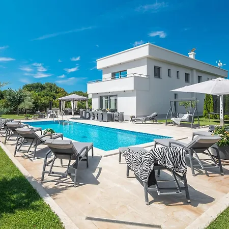 8 Bedroom Beautiful In *