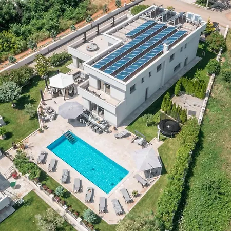 8 Bedroom Beautiful In Holiday home *