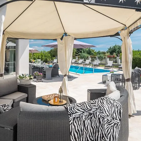 8 Bedroom Beautiful In Holiday home *