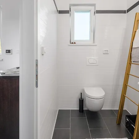 Feriehus Awesome In Ližnjan