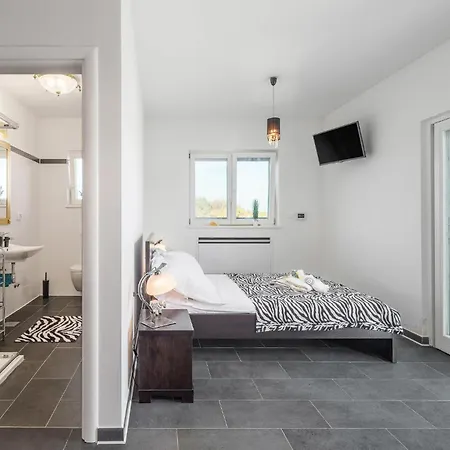 Holiday home 8 Bedroom Beautiful In