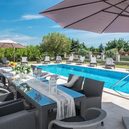 8 Bedroom Beautiful In